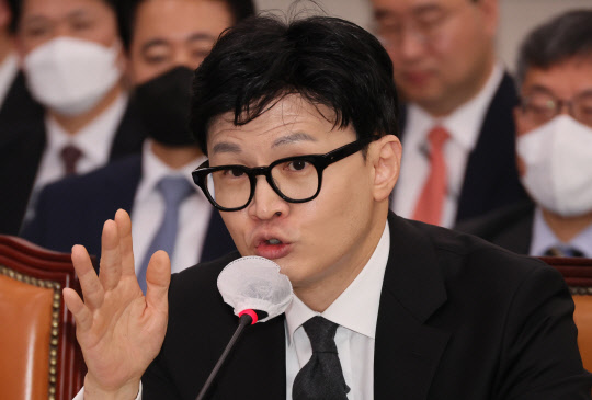한동훈 법무부 장관이 27일 오전 국회에서 열린 법제사법위원회 전체회의에서 의원질의에 답변하고 있다. 연합뉴스